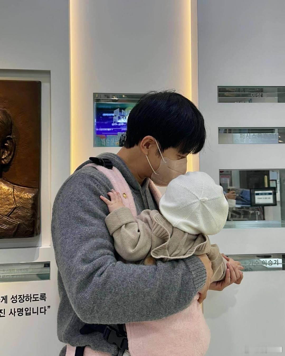 李昇基晒与女儿合照  李昇基晒与女儿合照，真的好可爱呢！ 李昇基ins晒女儿照片