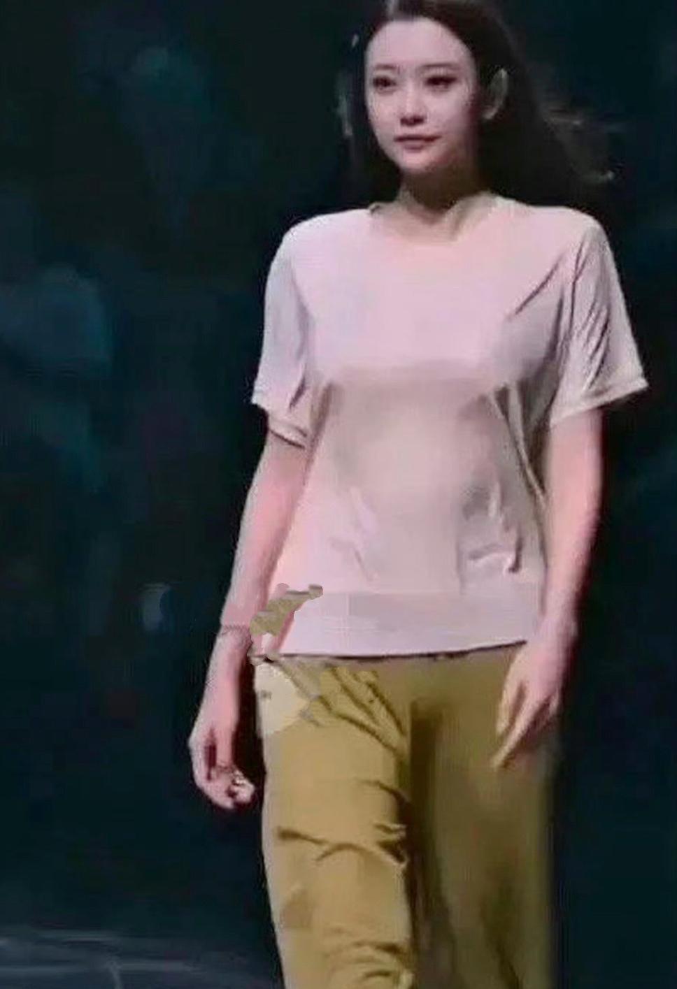 差点没认出来，这是郝蕾啊？这么普通的衣服，穿在她身上，咋就看着这么高级呢？ ​​