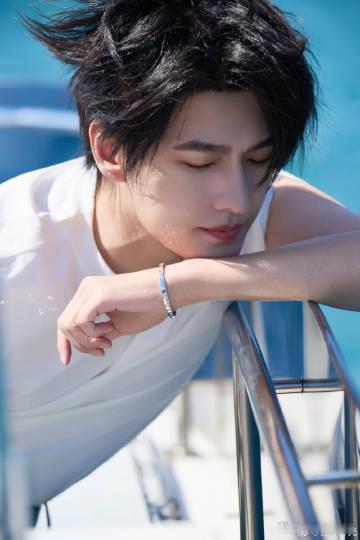 杨洋海边明媚少年 看着杨洋与海的交汇，仿佛看到了青春的无限可能，他的魅力如同大海