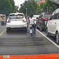 女子遭遇开门杀，没想到后面的做法惊呆了众人.. ​​​