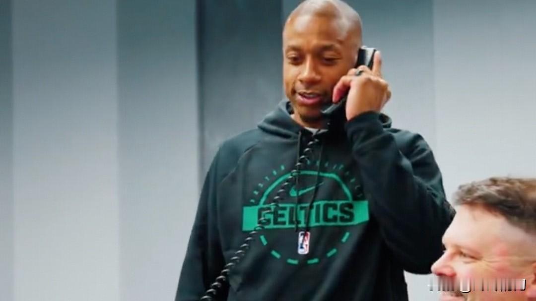 小托马斯看似清醒的反思背后，还是藏着他不甘心的英雄形象。

失业在家的小托马斯，