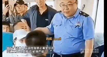他想打谁就打谁！这么嚣张的男人，该如何给他长长记性呢！
这个背对镜头的男人在高铁