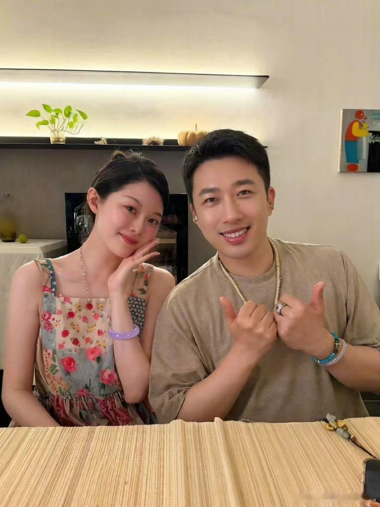 于正疑似找晚晚拍戏 于正和晚晚夫妇过六一，评论区直接炸了。“你猜”“晚晚还不够美