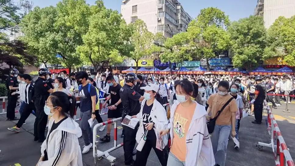 中学开学先过"理发关"：发型不达标，被拦在校门外
开学第一天，银川有家长拍下这么