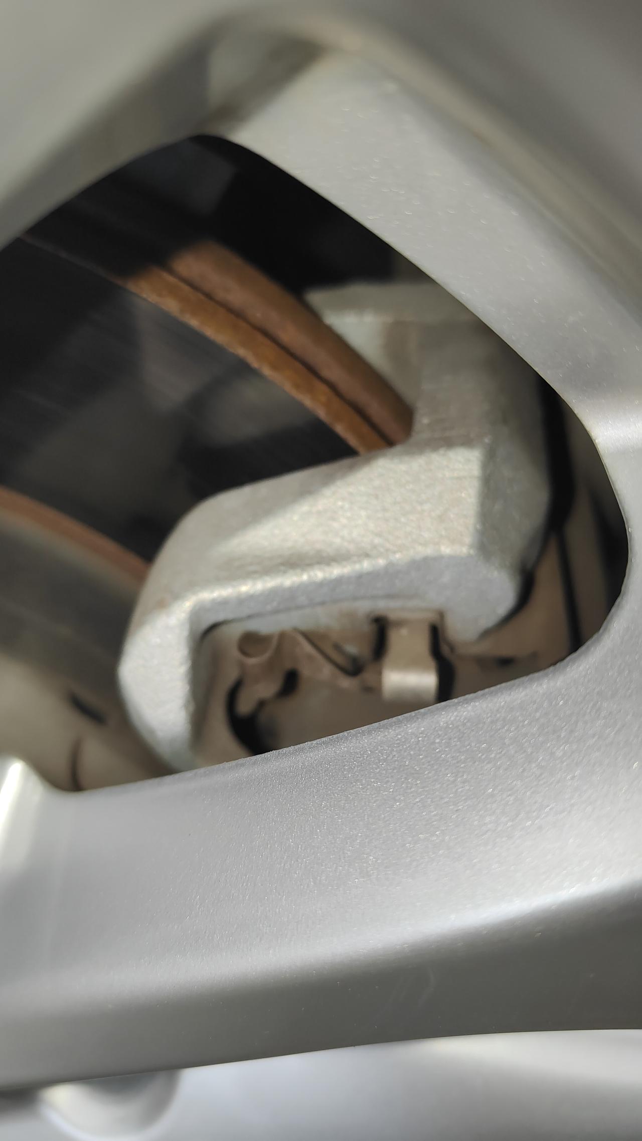 轩逸经典刹车卡钳
到底是单活塞还是双活塞？