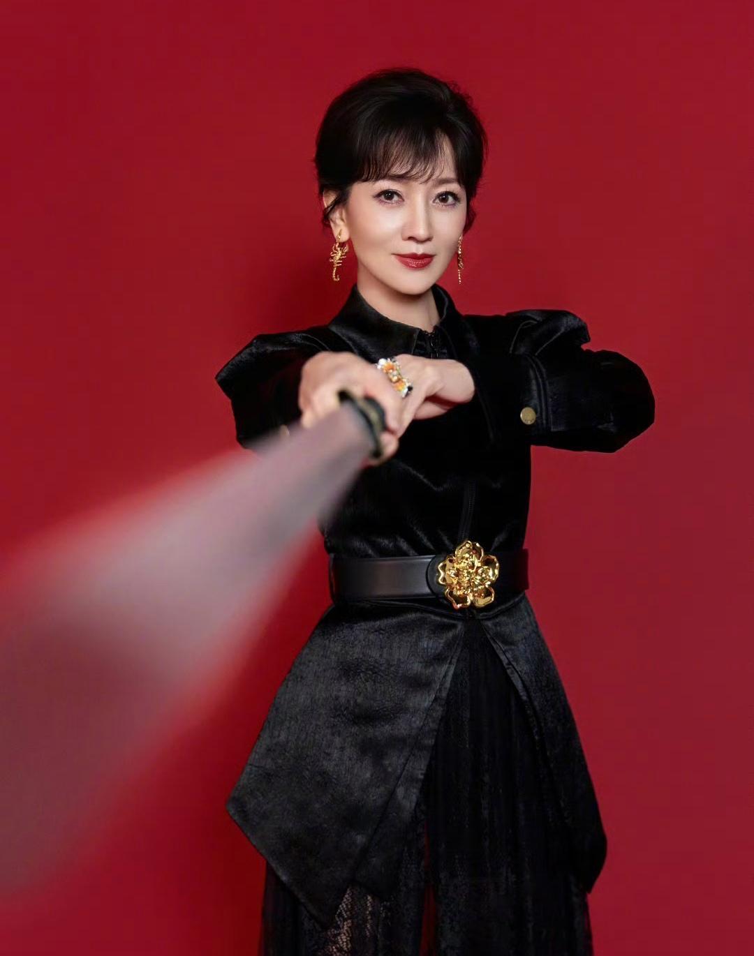 赵雅芝晒出了一组穿着黑色中式外套的美照。照片中的她，舞剑的样子好飒呀，让人不禁想