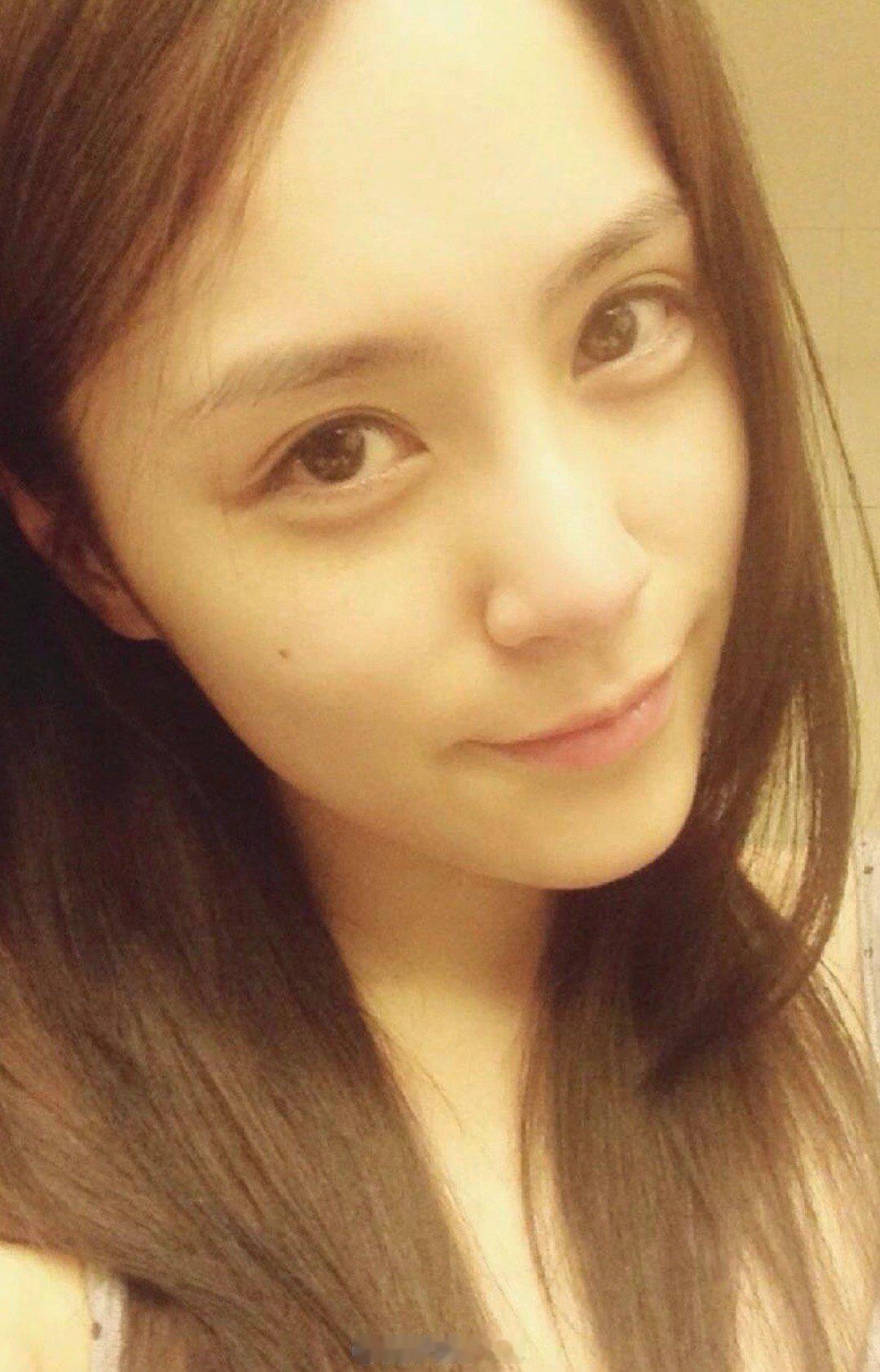 我心中的颜霸 阿Gill太喜欢女明星早期自拍的滤镜和氛围感了，有一种模糊朦胧也挡