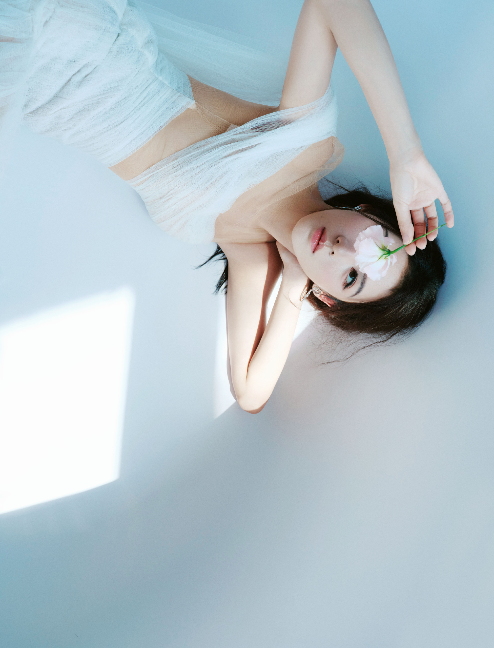 #张予曦薄纱裸背# 今日活动造型，纯白色薄纱裸背裙好仙气！张予曦薄纱裸背，真的好