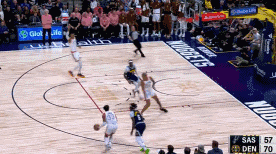 文班亚马“隔扣”雷吉杰克逊
北京时间11月27日，马刺与掘金的比赛进行至上半场最