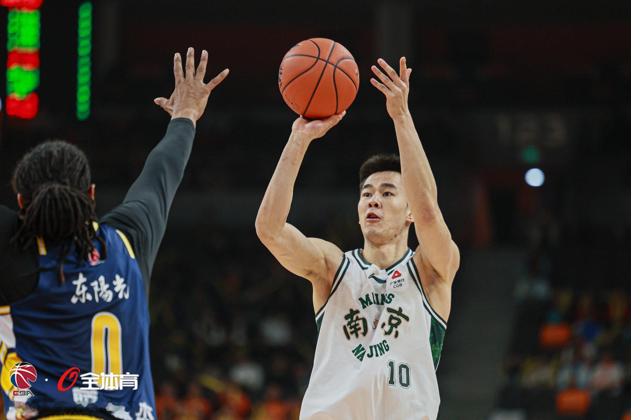 郭昊文今天是外援级别的发挥 cba