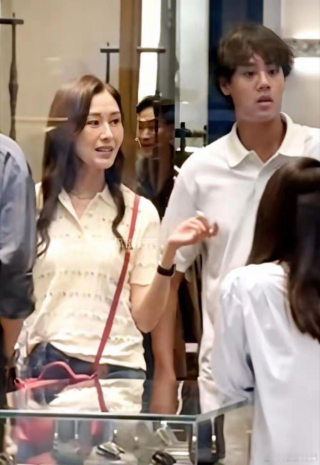 李嘉欣13岁的儿子许建彤，让人脊背发凉。这不是简单的“富养”，这是顶级的“精养”