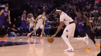 平地惊雷！浓眉突破完成单手劈扣！
在今天NBA常规赛独行侠对阵国王的第一节比赛初