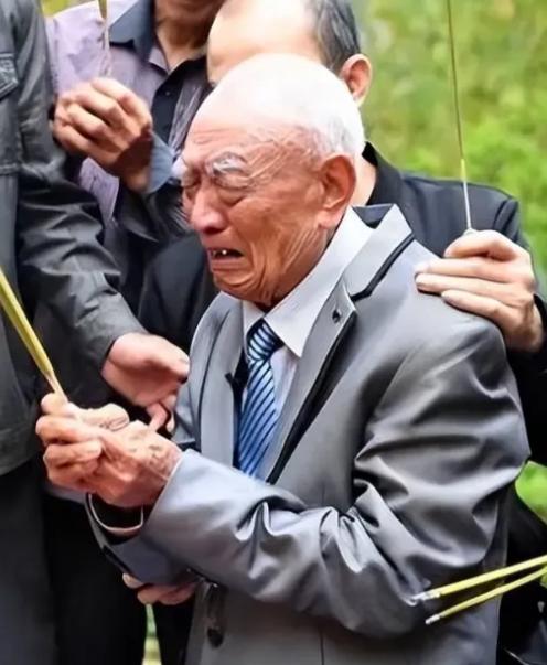 72岁台湾老兵回江苏老家探亲，喝多后突然嚎啕大哭：“其实，我是共产党员，”女儿和