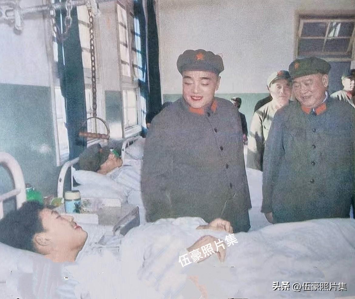 1985年春节前夕，中央军委副主席杨尚昆、总政治部主任余秋里，亲赴老山前线野战医