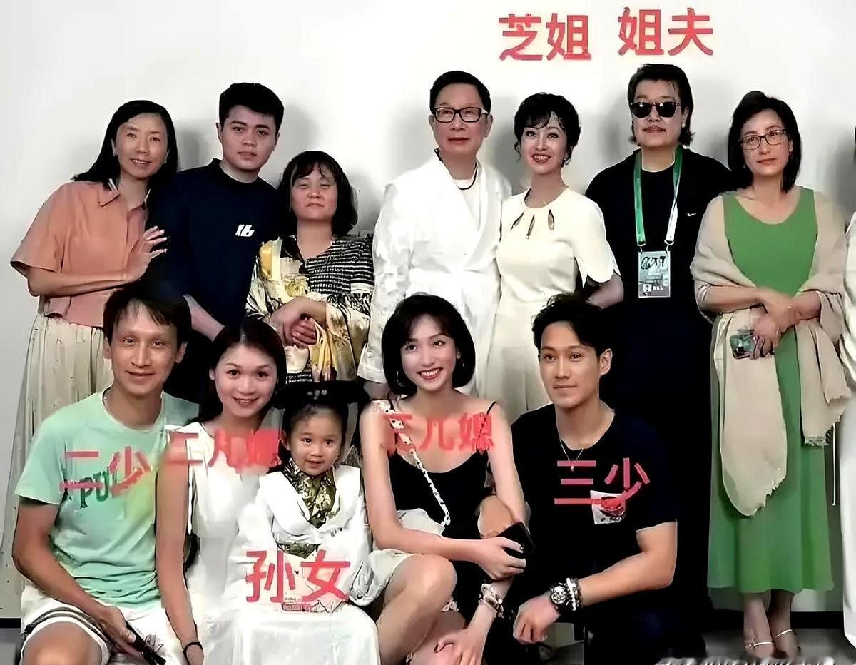 原来赵雅芝的生活这么苦，被三个儿子常年啃老。

港媒爆料，71岁的赵雅芝之所以仍