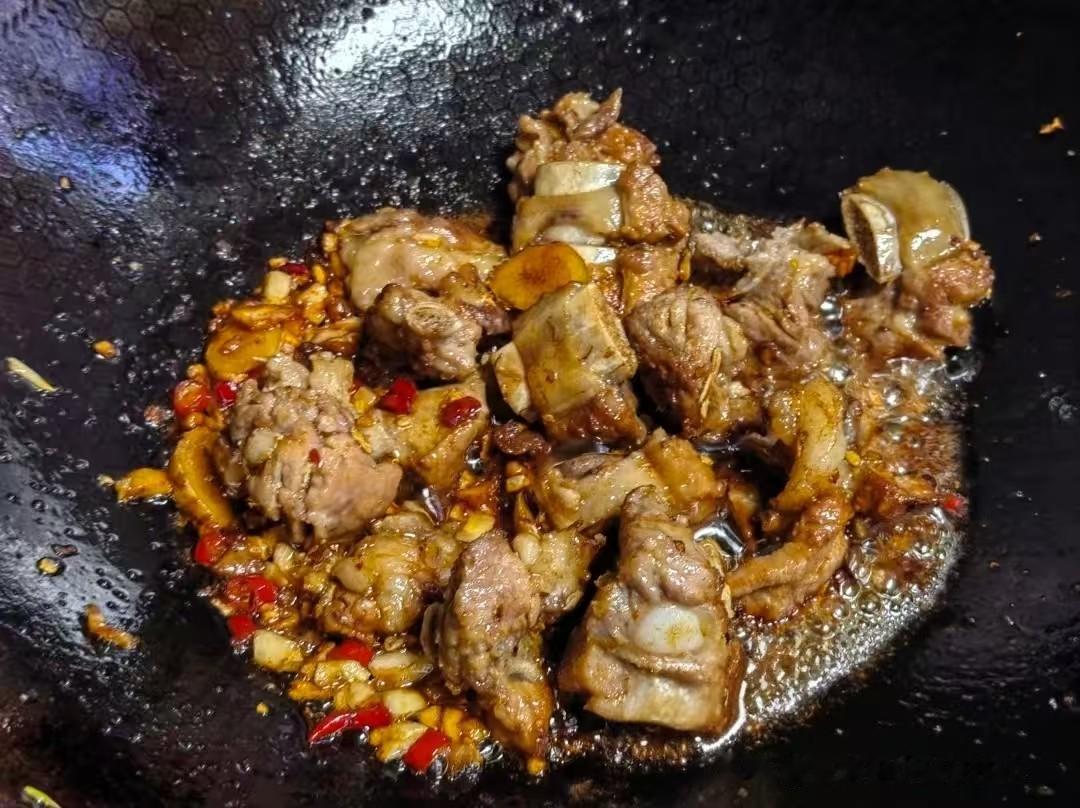 烟火藏在一锅家常红烧排骨里。
闷热的三伏天，唯有一顿热气腾腾的家常菜，可以治愈一