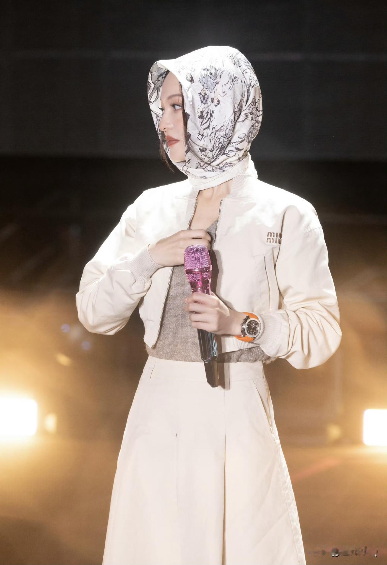 miumiu品牌最佳代言人找到了，张韶涵把这个牌子的衣服诠释得很好，比现任几位女