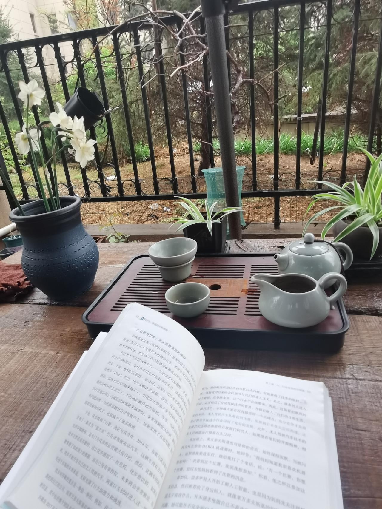 有句话是这么问的——我们为什么爱回家呢？

   因为自己喜欢的都在家里。

 