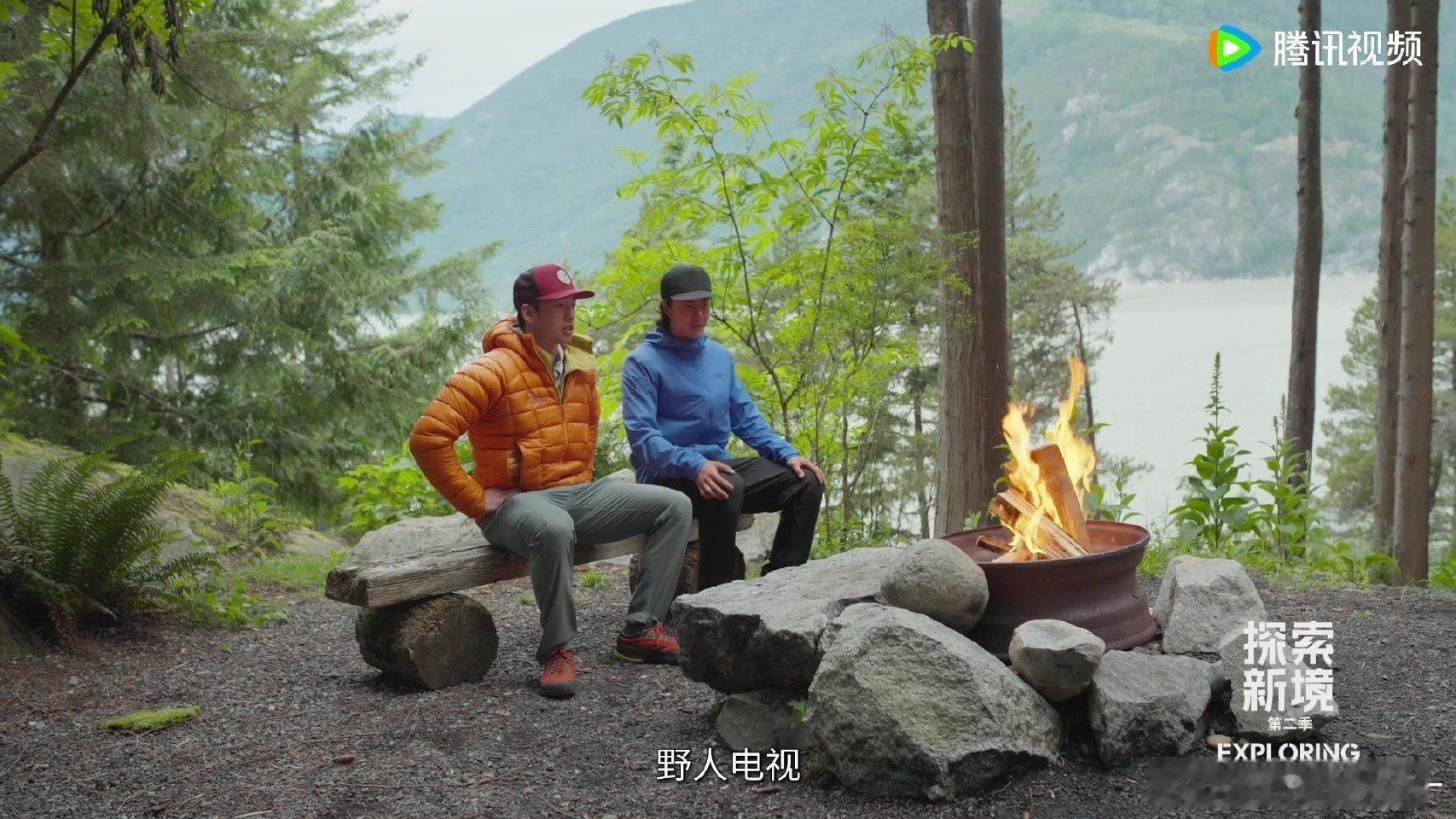 笑死我了 王一博拍纪录片在户外生篝火 肖战拍杂志在室内生篝火 就这样稳稳的很分明