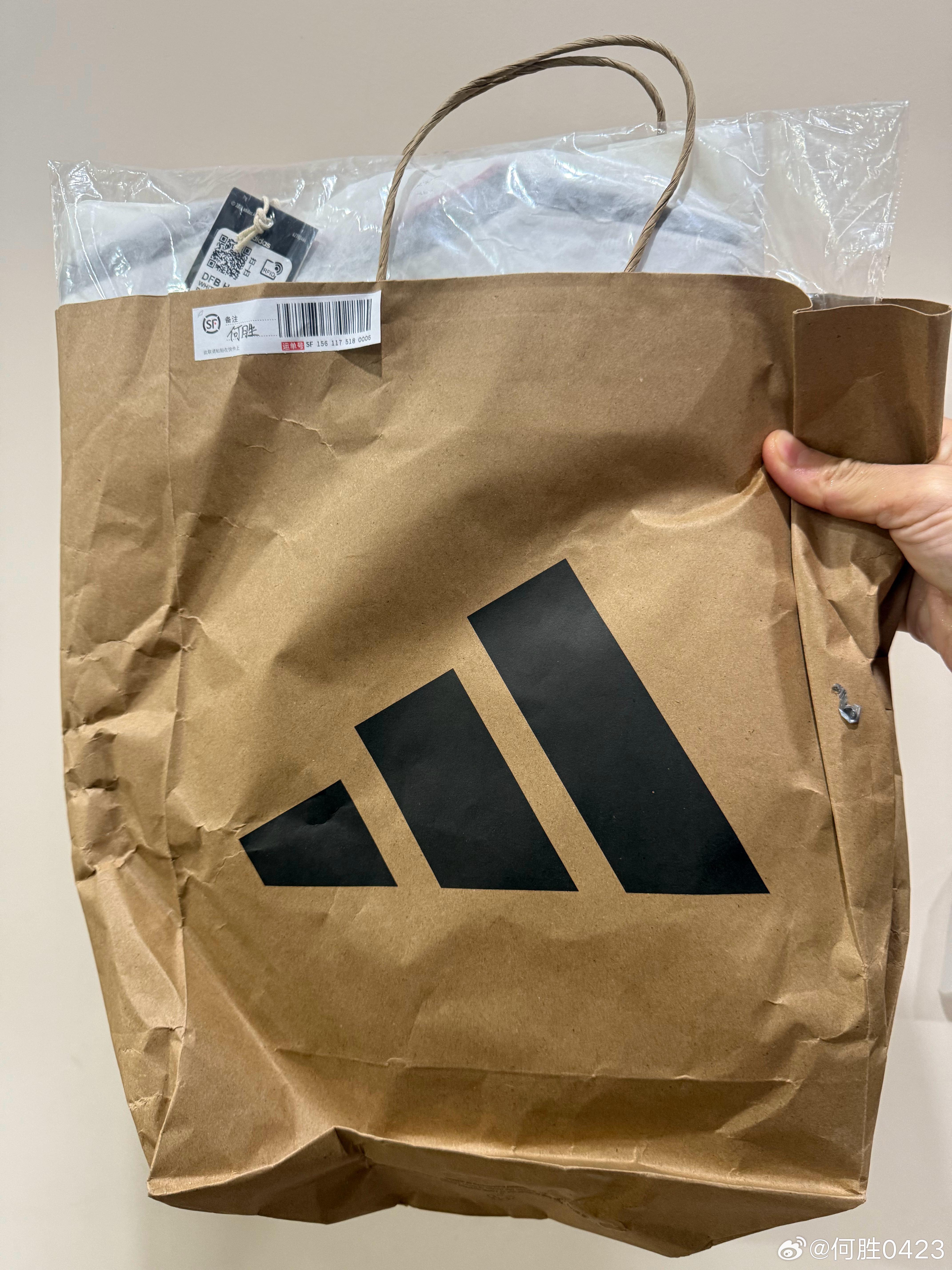 感谢阿迪达斯，也是好起来了，收到阿迪的礼物了，美加墨世界杯新款球衣已经上市，兵马