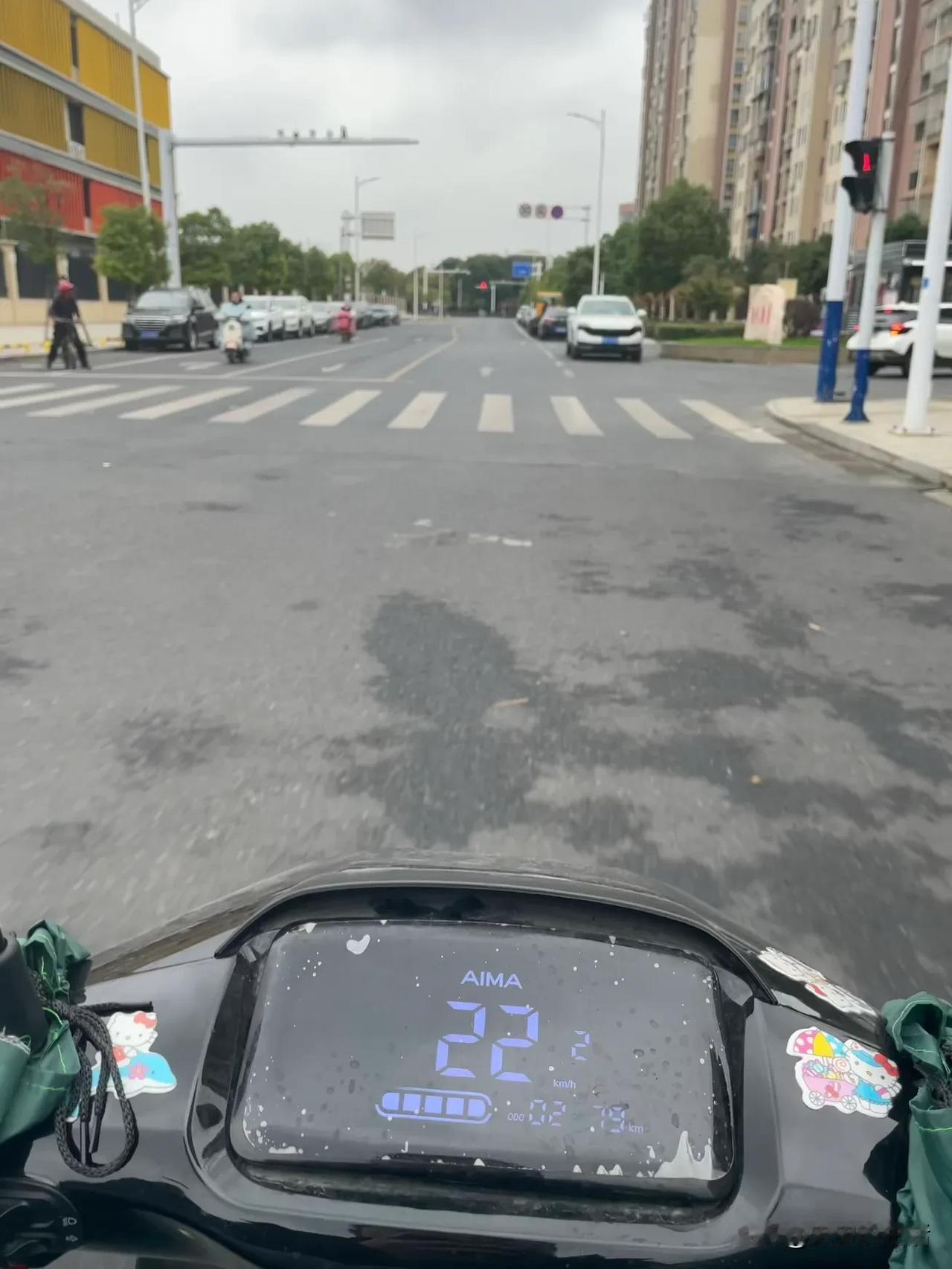 冷了冷了，真的冷了，刮着寒风，下着蒙蒙细雨，躺一天了，走啊一起公园溜达一圈去……