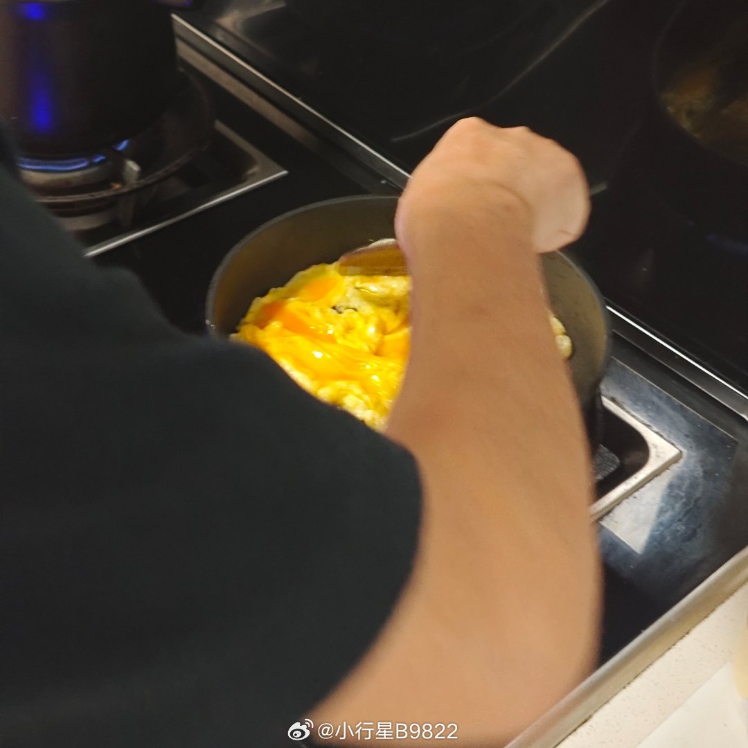 海哥的小厨房 绝了绝了绝了菌菇鸡煲和番茄炒蛋他把半个土鸡去腥后，还炒了一下呢嫩嫩