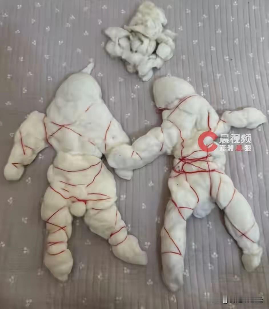 河南焦作，女子生二胎，母亲过来帮忙照顾孩子，发现女儿盖的喜褥还是结婚时的，提议把