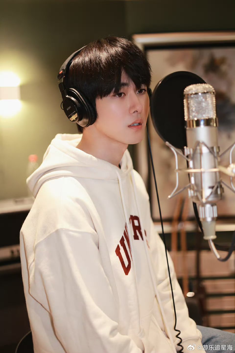 田嘉瑞年卡塑田嘉瑞年下daddy年下的炙热是眼里的光追着你跑，年上的深沉是把你护