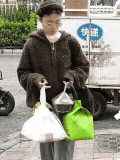 这是个惯犯，专门偷外卖，这回让男子抓了个正着。
女子手里拿了四个外卖，都不是她的