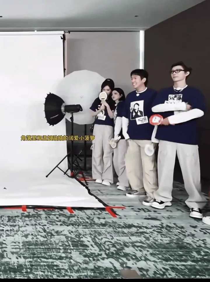 谁懂啊！白鹿和孟子义也太真实了😂 跑男直播里俩人凑在一起小声感慨，穿...