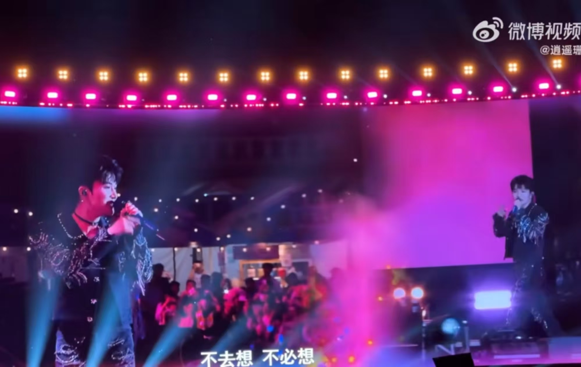 周深万人合唱小美满 听着周深领唱的《小美满》，感觉心里暖洋洋的，原来好好爱自己也
