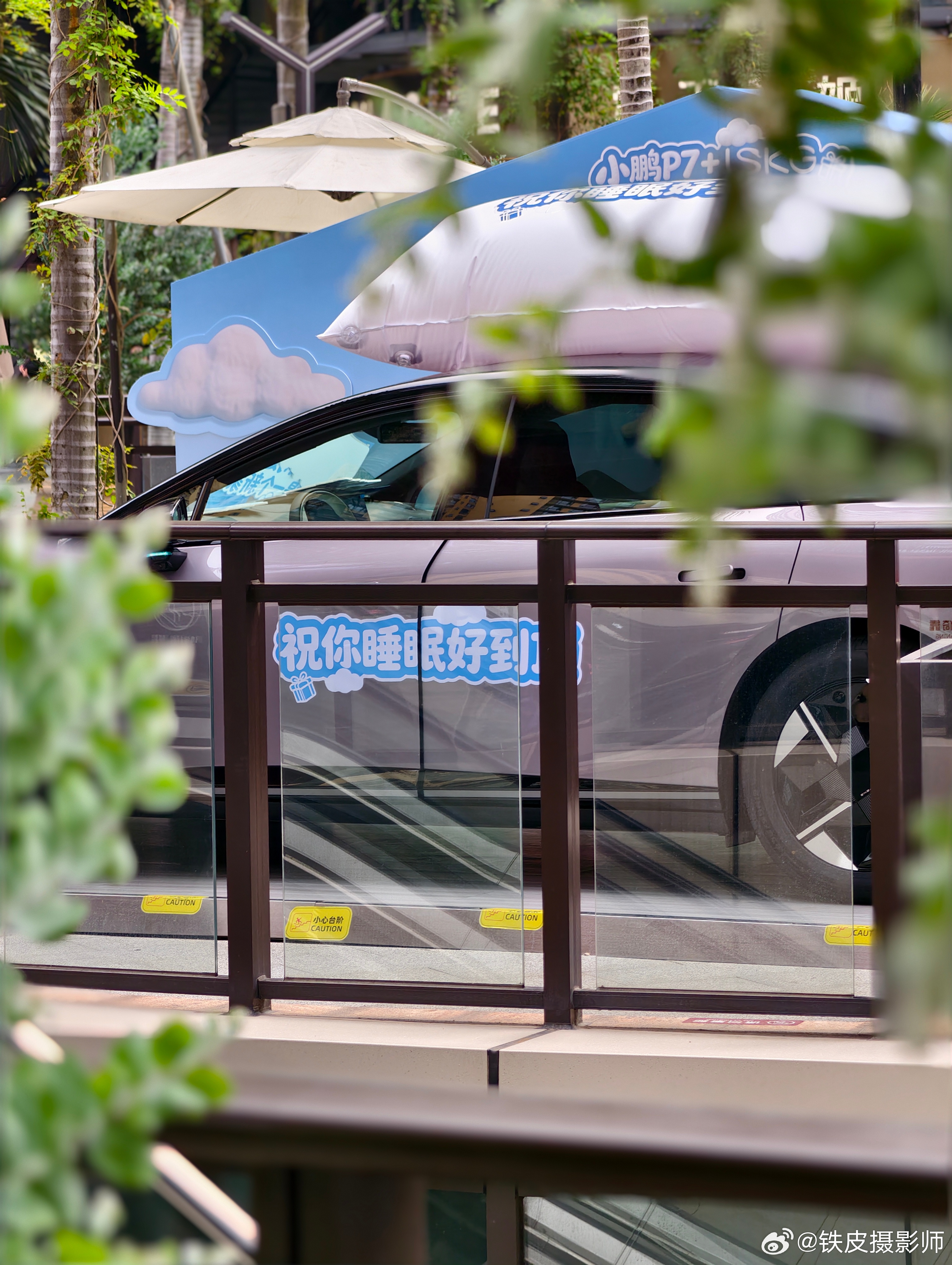 路过番禺四海城，一出电梯居然远远看到一盏小蓝灯？原来是一台小鹏 P7+ 展车模式