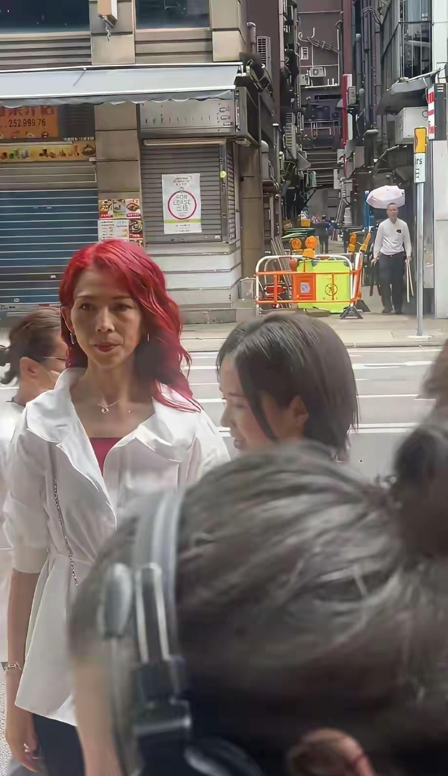 现在的网友要求越来越高了，“皇后娘娘”这个状态已经很好了啊，竟然还有人觉得她老气