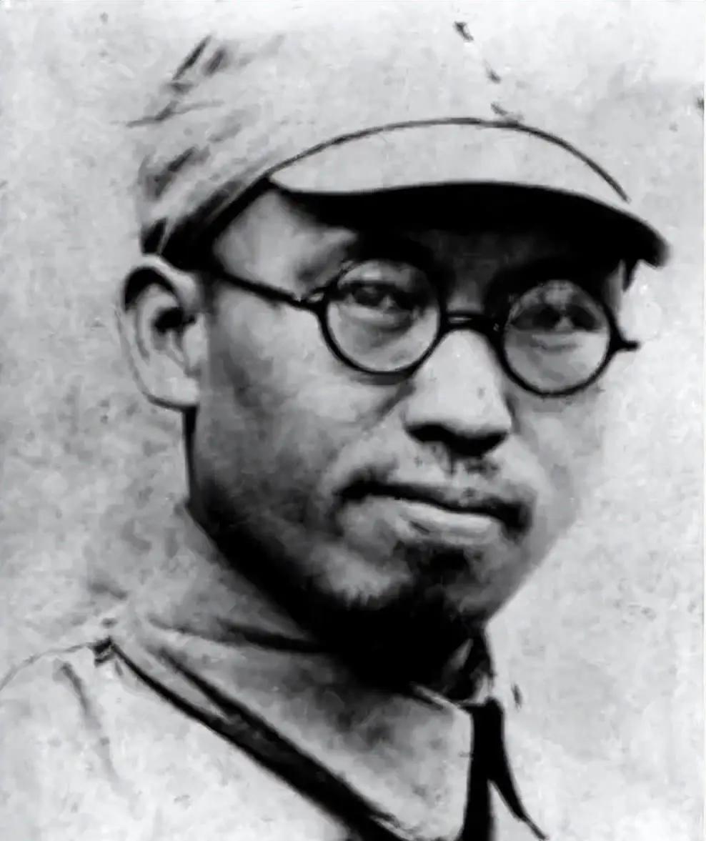 四野的老人们常说，罗荣桓政委特别会谈心。说他跟人谈话，往往三两句就能让人心服口服