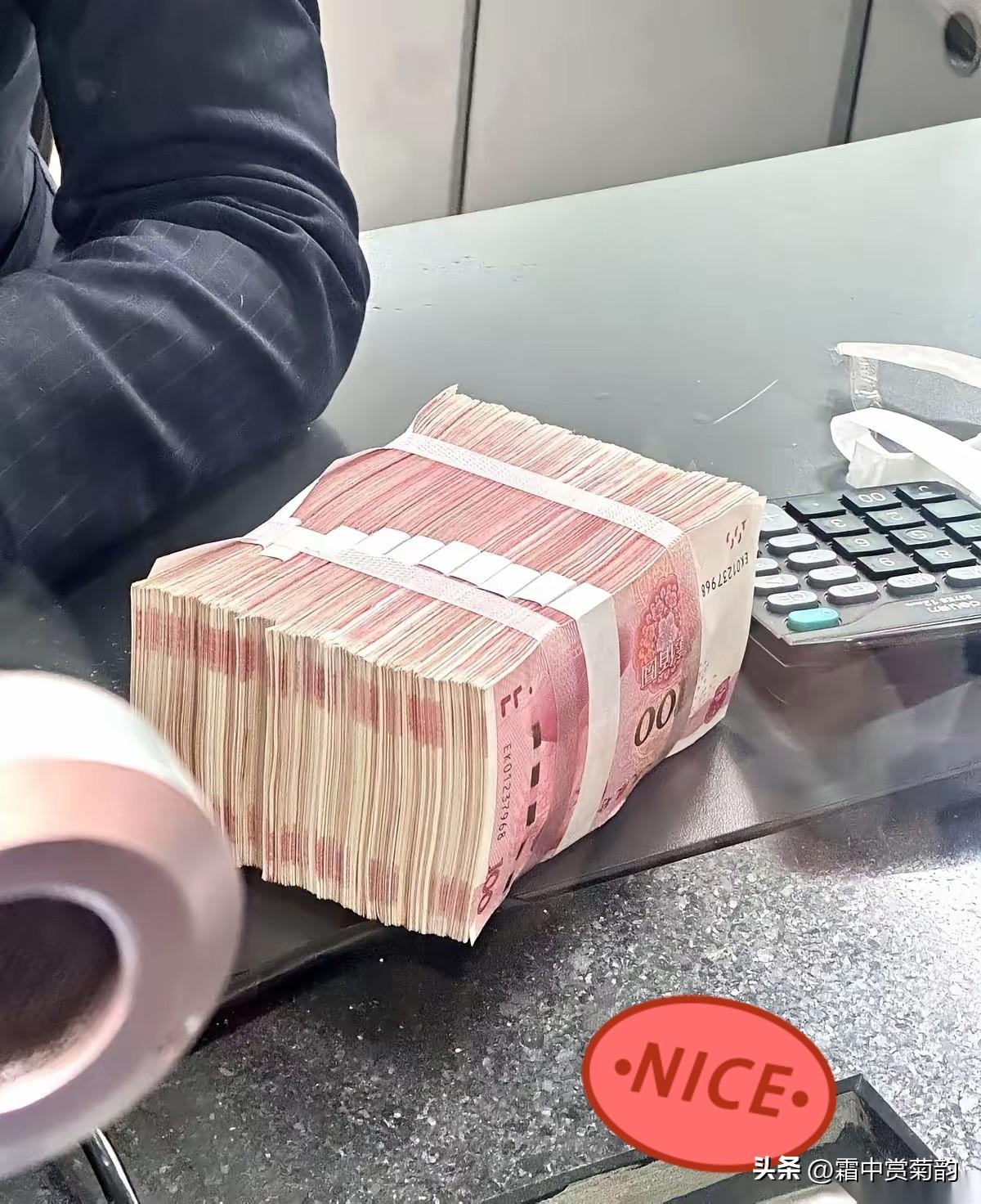 发现没？
一个打工人，
只要你有超过10万存款
没有房贷车贷
日子过的也会很舒心