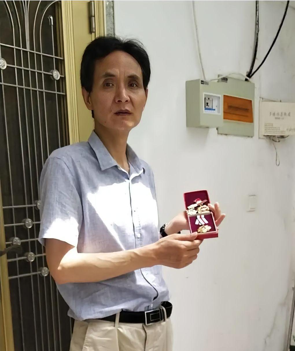 对越自卫反击战一等功臣张长海，潜伏3天3夜，不吃不喝，大小便随身排出。405战斗