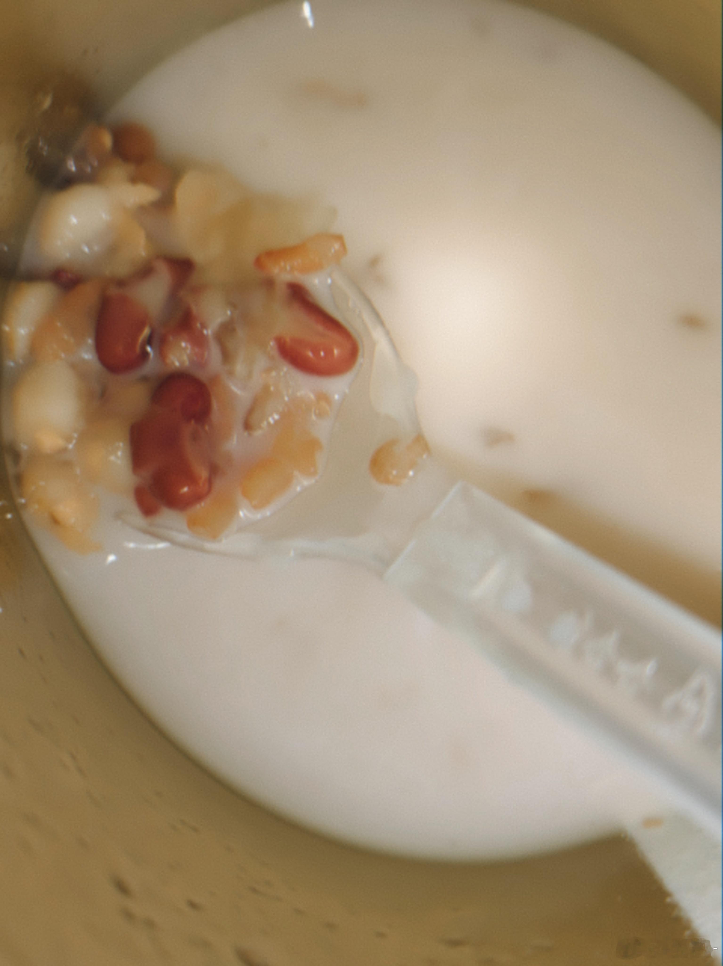 八宝粥里加纯奶粉冲泡的全脂牛奶直接美味加倍。 