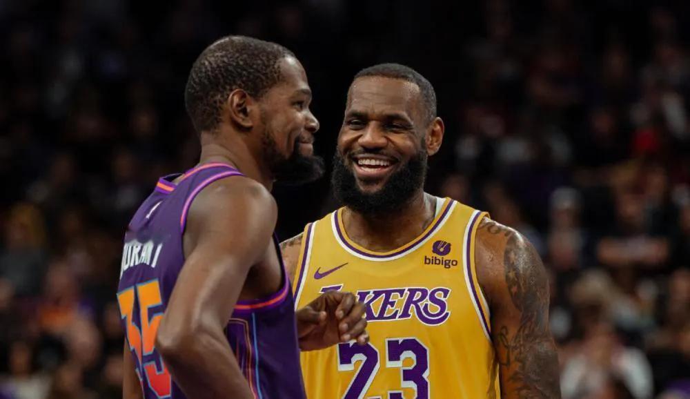 在现役小前锋当前实力的比较中，把杜兰特排在詹姆斯前面不太合理，有以下几方面原因：