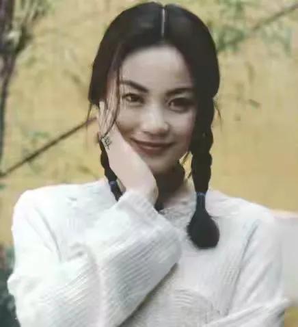 年轻时候的王菲很美，怪不得谢霆锋从情窦初开一直迷恋她到中年，依旧还是那么的爱她。