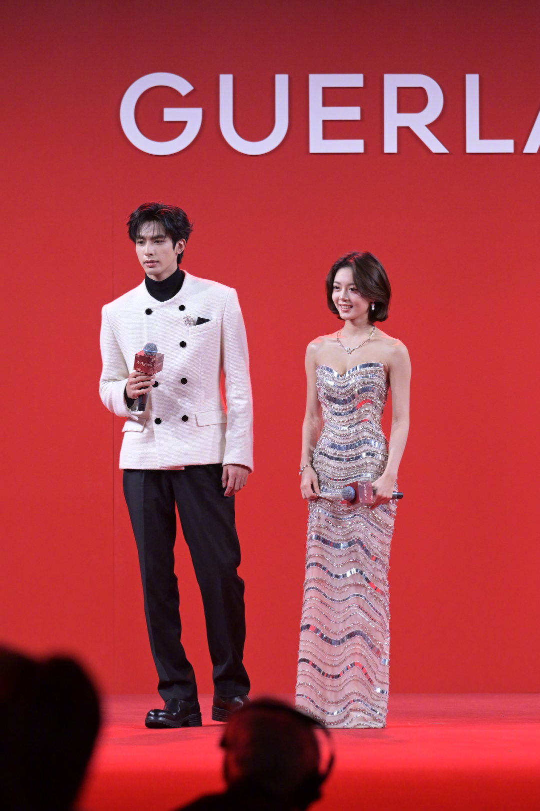 骄阳心有林曦参加娇兰晚宴 宋威龙赵今麦两人的互动依然甜度不减。一会眼神交汇，一会