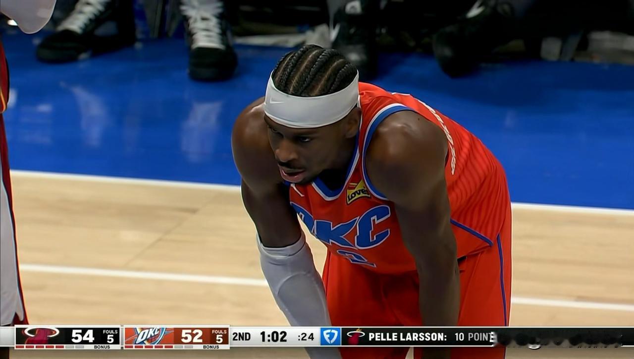 雷霆当家球星亚历山大真是太可怜了，他竟然不被联盟待见了！在今天雷霆主场迎战热火的