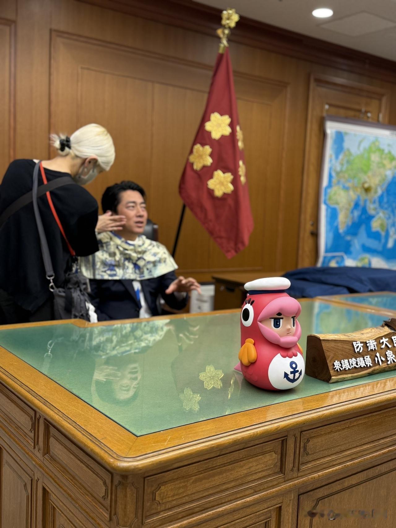 接受采访，先化个妆。日本防卫大臣小泉进次郎在接受东京电视台采访时，按照要求先化妆