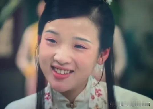 总感觉这最新版林黛玉的眼泡是肿肿的，是哭肿的吗[what]#林黛玉演技大赏#