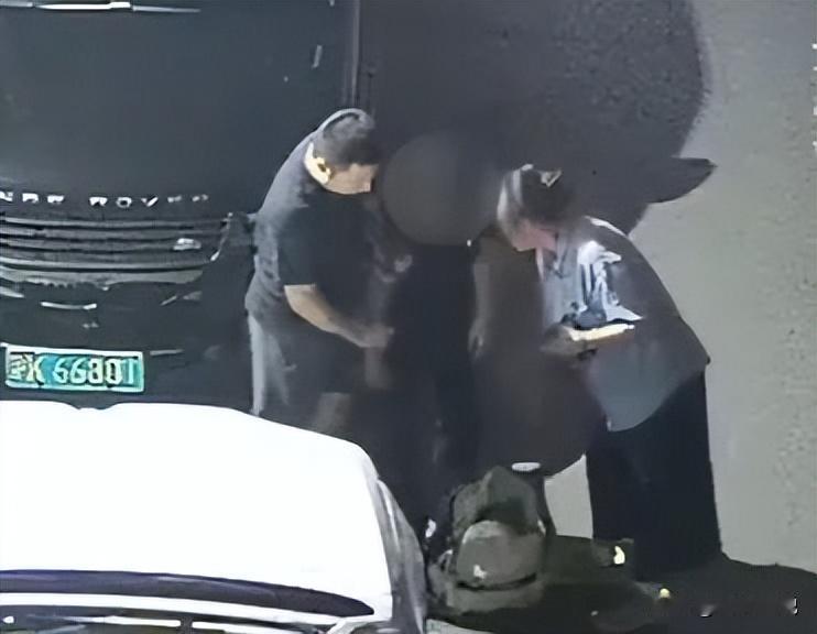 太绝了！9月11日报道，上海闵行一名刑侦女民警下班后，身着便衣在老外街正常遛弯。