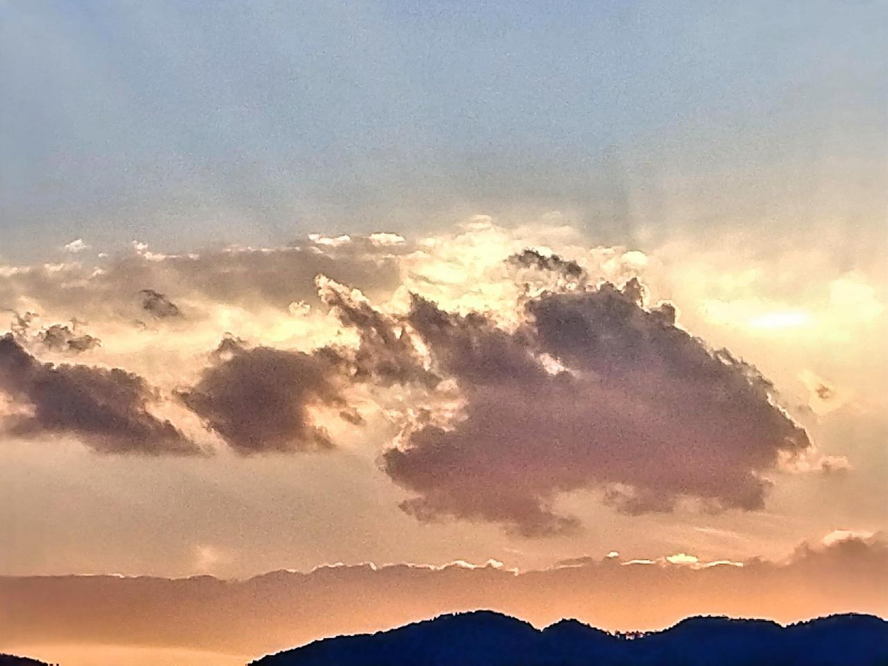 云海翻腾，夕阳余晖洒满山峦，宁静而壮丽。这样的夕阳美景，就像一幅绝美的画卷，每一