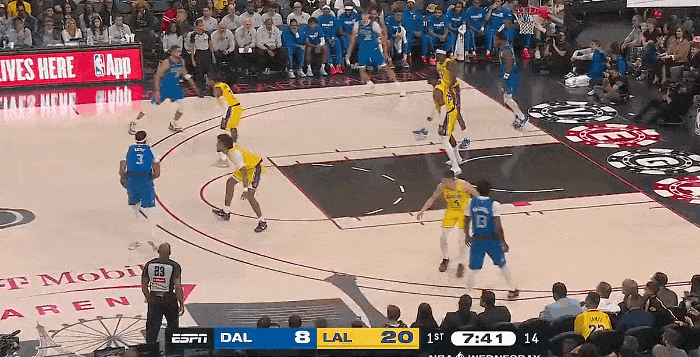 状元连线！浓眉妙传助飞弗拉格！
在今天NBA季前赛独行侠对阵湖人的第一节比赛中，