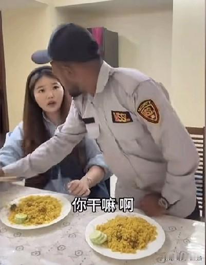 印度男朋友看不惯女朋友用筷子吃饭，称这里是印度，不能用筷子，必须要用手吃饭才行。