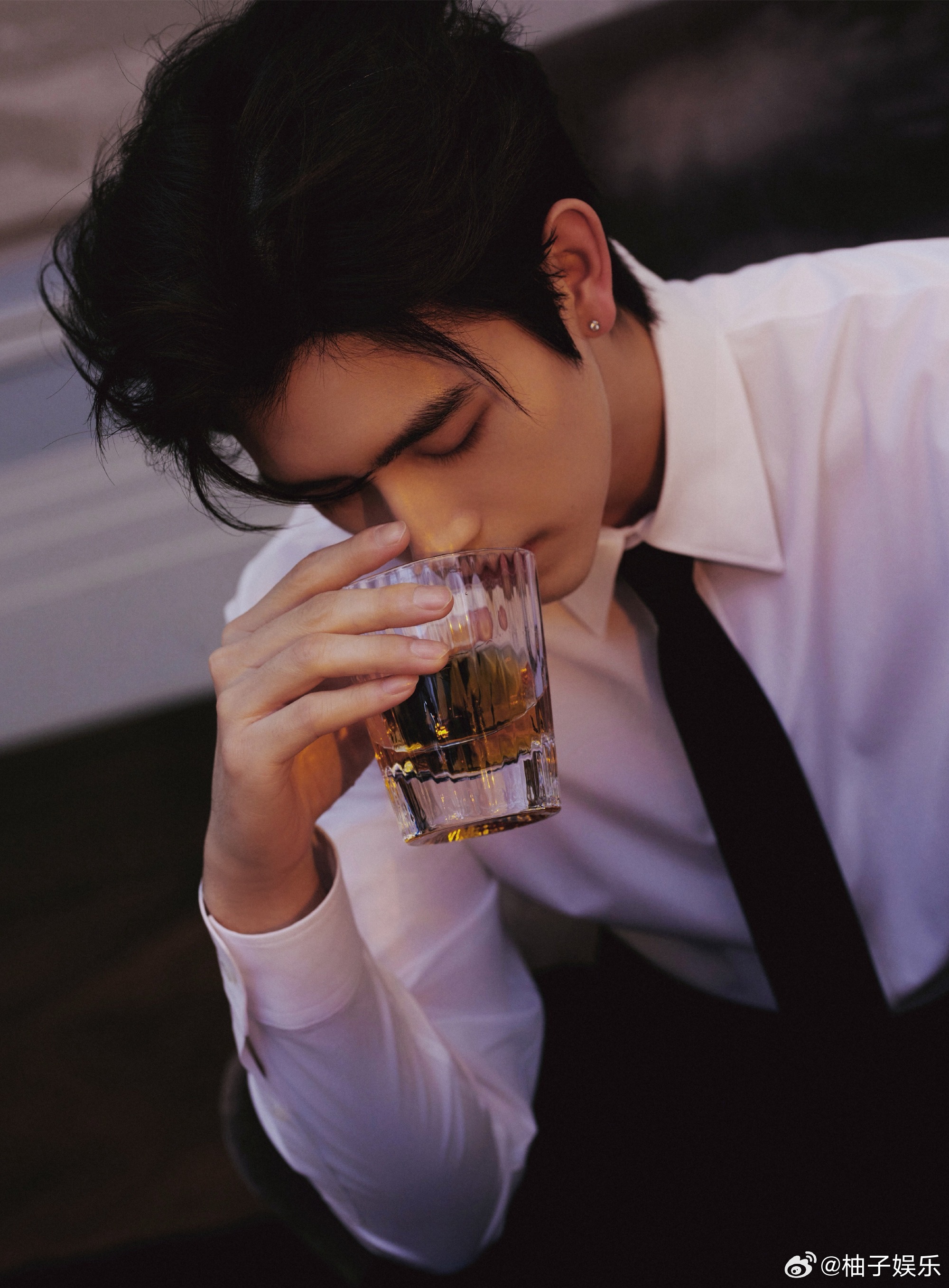 陈飞宇巴黎时装周造型出图，异瞳造型限时返场，如此权威，今晚就这样闪耀巴黎！