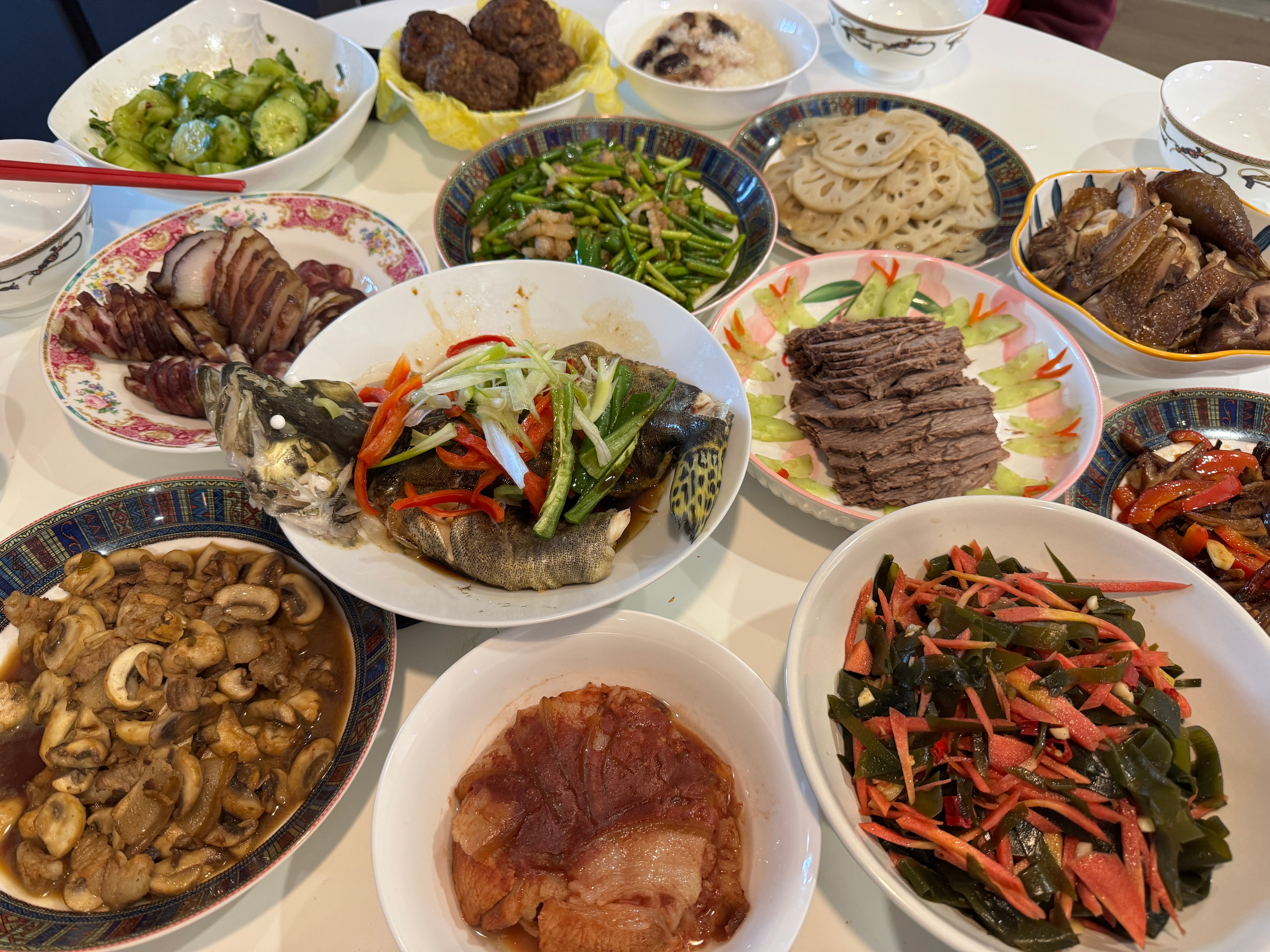 晒年夜饭啦～爸妈掌勺，满桌烟火每一筷都是家的温暖，新年超甜！  