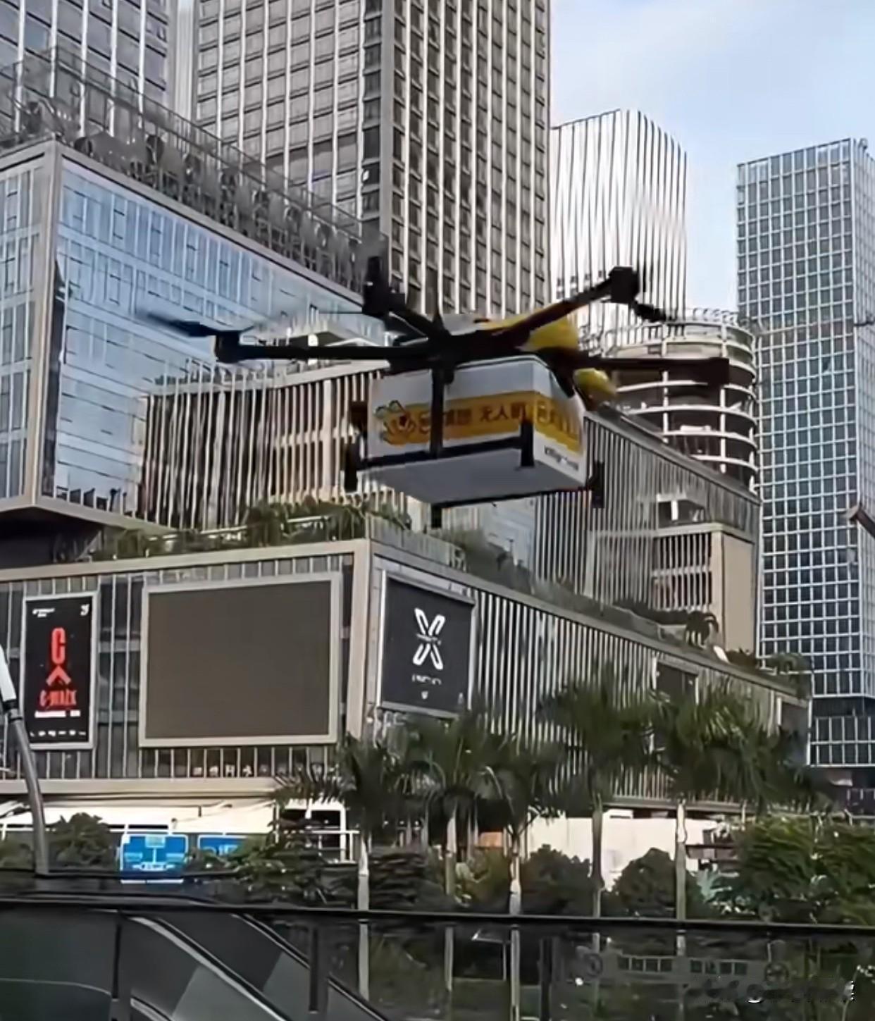 据说，深圳的外卖配送已经进入了无人化阶段，天上飞的无人机地上跑的无人车已随处可见